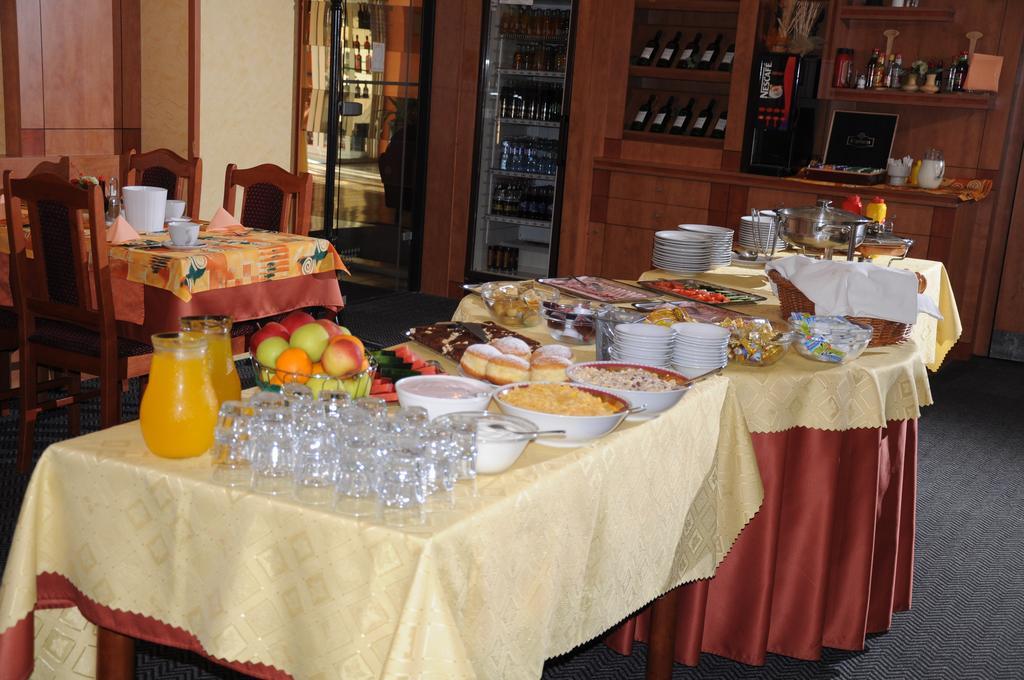 Hotel Panon Hodonín エクステリア 写真