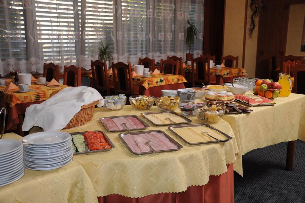 Hotel Panon Hodonín エクステリア 写真
