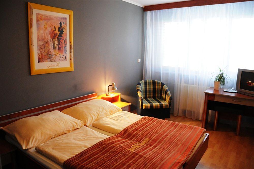 Hotel Panon Hodonín エクステリア 写真