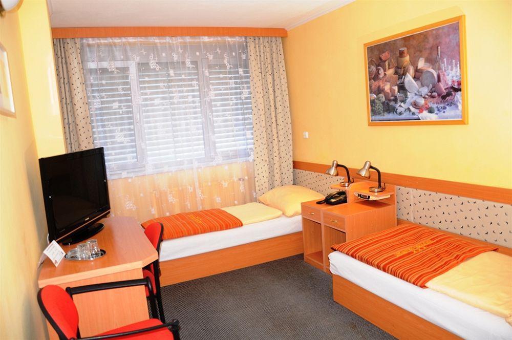 Hotel Panon Hodonín エクステリア 写真