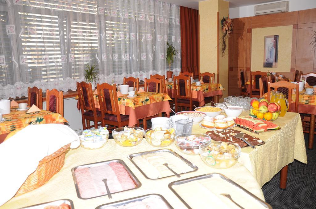 Hotel Panon Hodonín エクステリア 写真