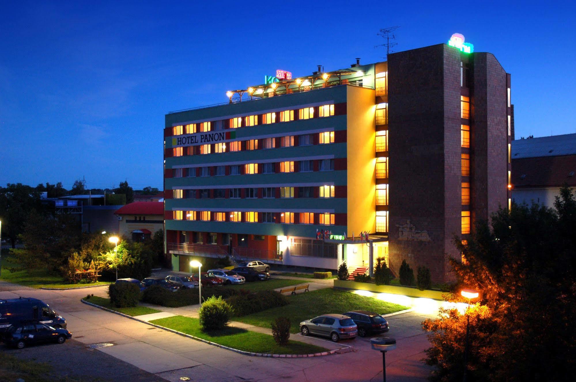 Hotel Panon Hodonín エクステリア 写真