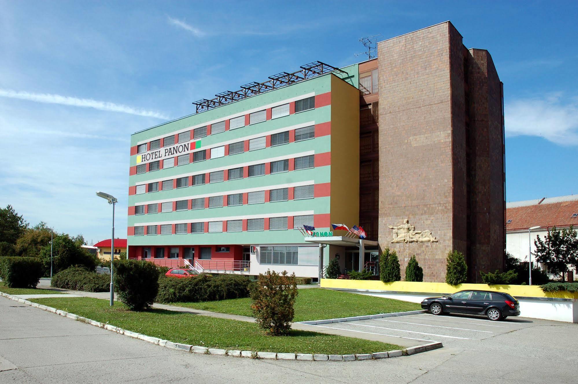 Hotel Panon Hodonín エクステリア 写真
